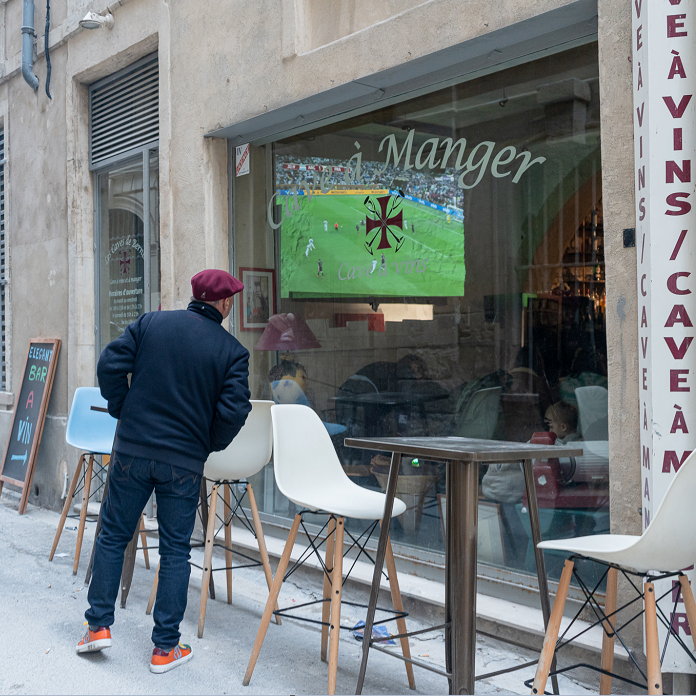 XGIMI HORIZON Pro: Illuminate a Bar in France