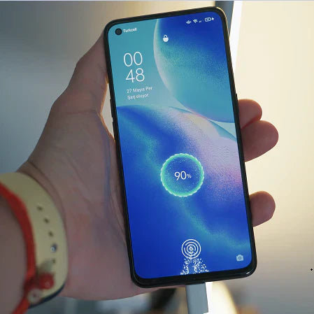 Smartphone connected directly to an XGIMI projector via a USB cable for wired screen mirroring